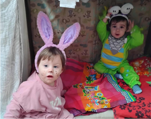 Enfant habillé en costume de lapin